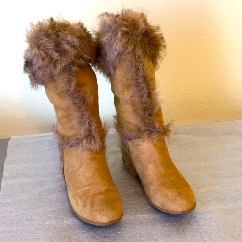 Suede and faux fur boots.